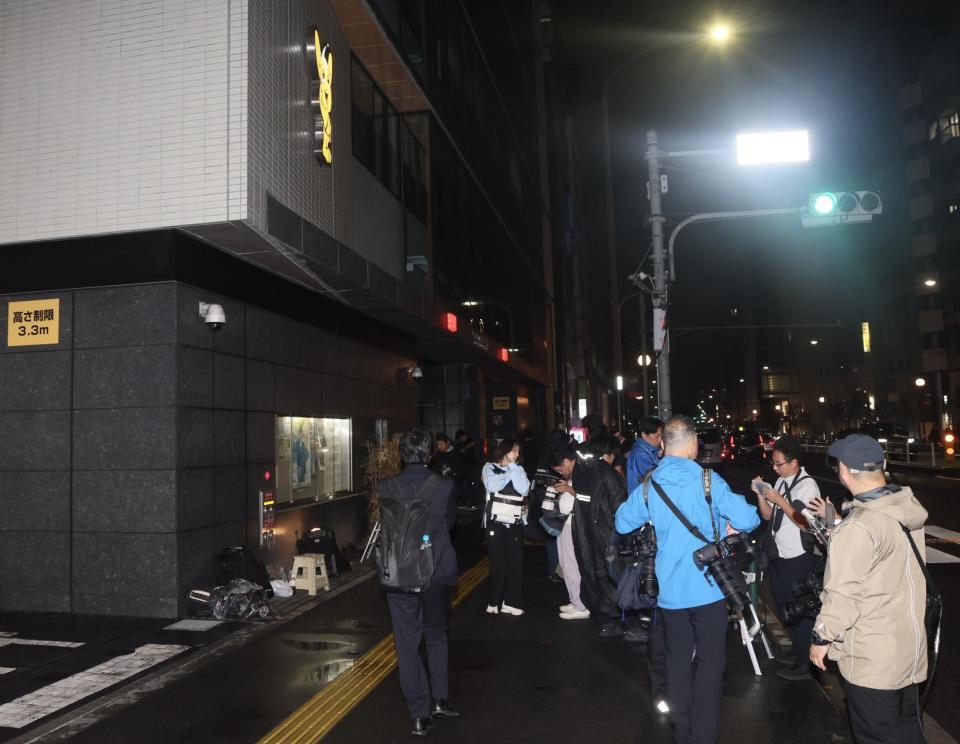 　四谷署に集まる報道陣（撮影・石井剣太郎）