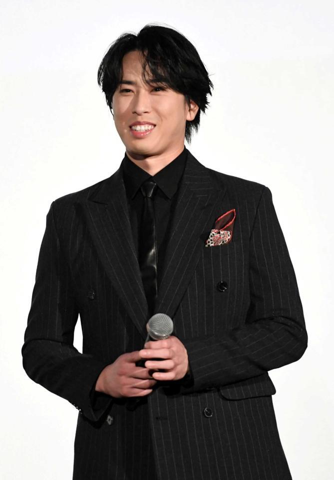 　トークセッションで笑顔を見せる宮舘涼太（撮影・佐藤厚）