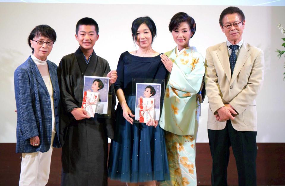 　記念撮影に応じる（左から）作詞家の麻こよみ氏、審査員特別賞の原田怜さん、優勝者の篠田幸子さん、長山洋子、作曲家の影山時則氏