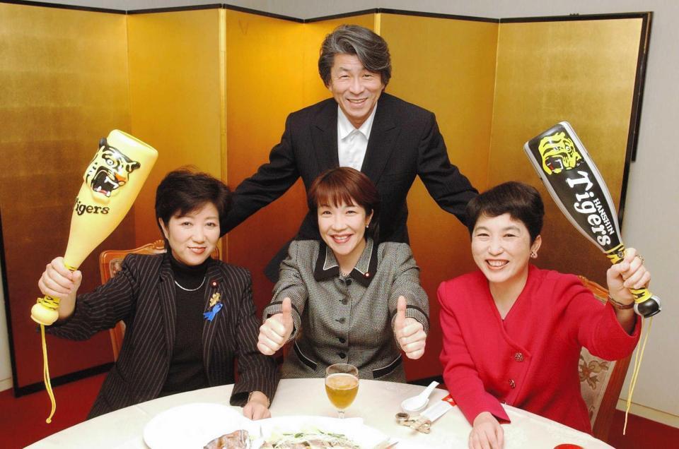 　対談でポーズをとる鳥越俊太郎氏（前列左から）小池百合子氏、高市早苗氏、福島瑞穂氏＝２００２年１２月