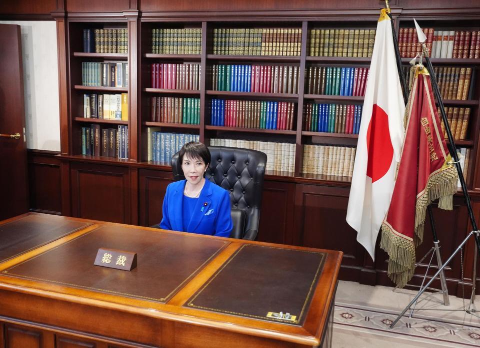 　総裁の椅子に座る自民党新総裁の高市早苗氏（代表撮影）