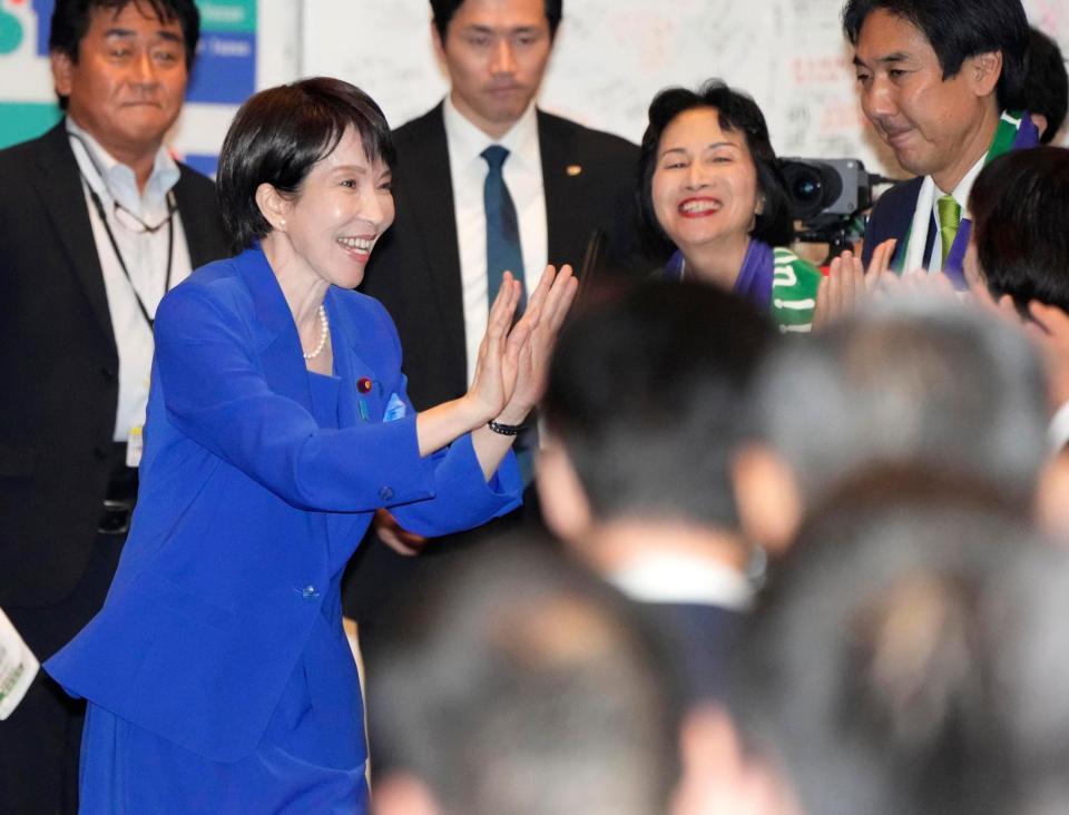 　自民党総裁選の投開票を前に、決起集会に臨む高市早苗氏（左）