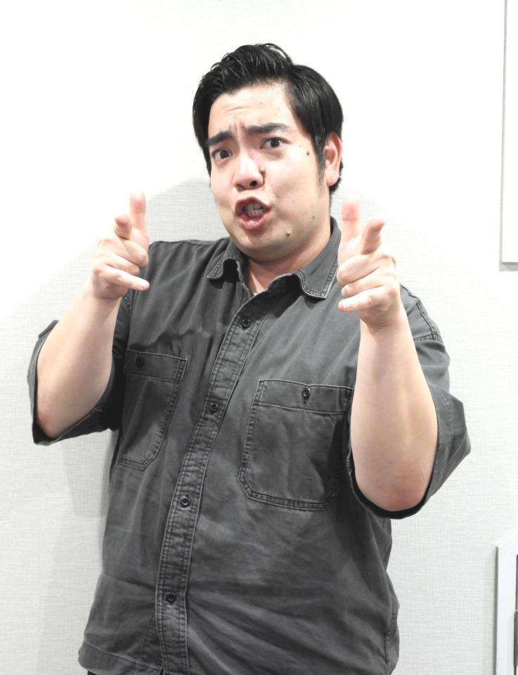 　新曲のハンドサインを掲げてアピールする徳永ゆうき