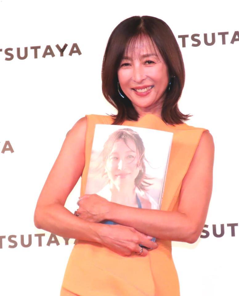 　２７年ぶりの写真集「ＡＲＯＵＮＤ」を発売したかとうれいこ