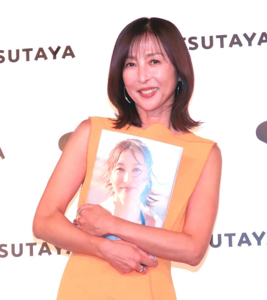 　２７年ぶりの写真集「ＡＲＯＵＮＤ」を発売したかとうれいこ