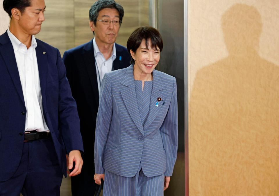 　自民党本部で麻生元首相との会談に向かう自民党の高市総裁