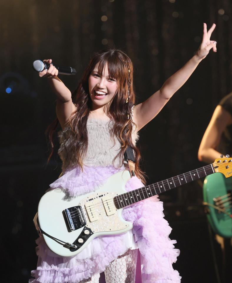 　会場を盛り上げる井上苑子（撮影・石井剣太郎）