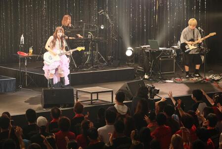 　会場を盛り上げる井上苑子（左端）＝撮影・石井剣太郎