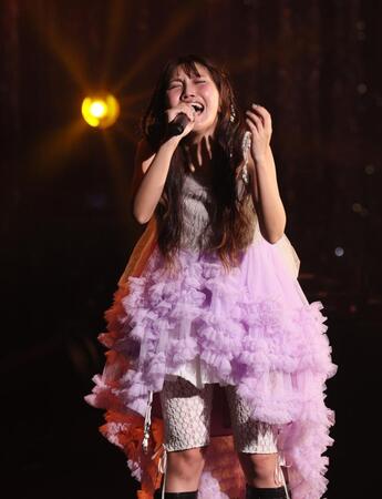　熱唱する井上苑子（撮影・石井剣太郎）