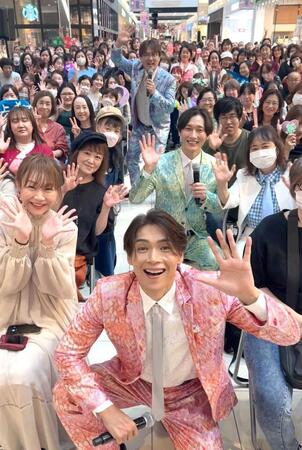 　ミニライブイベントを行った純烈