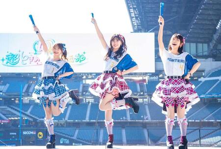 　委嘱式に参加した超ときめき♡宣伝部の（左から）辻野かなみ、坂井仁香、小泉遥香