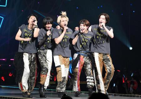 　結成後初のアリーナツアーで躍動するＫＥＹ　ＴＯ　ＬＩＴの（左から）猪狩蒼弥、井上瑞稀、佐々木大光、中村嶺亜、岩﨑大昇（撮影・伊藤笙子）