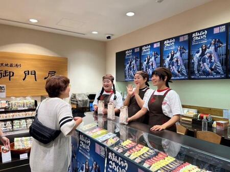 ファンにまんじゅうを渡し交流する（左から）Ｙｏｓｈｉｋｏ、Ｍｉｙｕｋｉ、Ｍａｈｉｒｕ