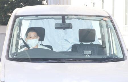 　送検される草間リチャード敬太容疑者（撮影・石井剣太郎）