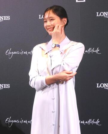 　時計をアピールする本田翼