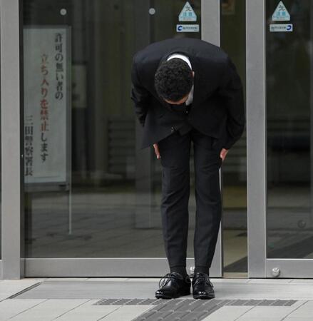 　釈放され、報道陣の前で頭を下げる草間リチャード敬太容疑者（撮影・伊藤笙子）
