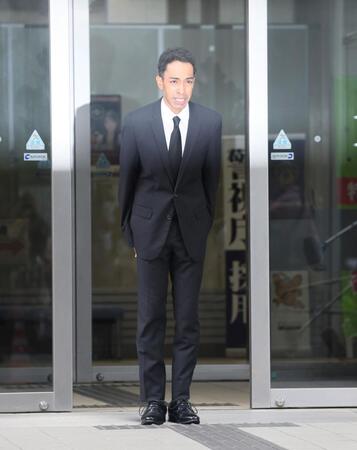 　釈放された草間リチャード敬太容疑者（撮影・石井剣太郎）