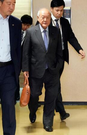 　自民党本部に入った鈴木総務会長