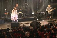 　会場を盛り上げる井上苑子（左端）＝撮影・石井剣太郎