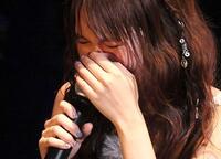 　涙を流す井上苑子（撮影・石井剣太郎）