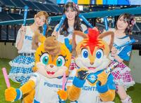 　（前列左から）ポリーポラリス、フレップ・ザ・フォックスと共にＭＶを撮影した超ときめき♡宣伝部の（後列同）辻野かなみ、坂井仁香、小泉遥香