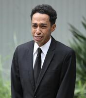 　釈放され、涙ながらに謝罪の言葉を口にする草間リチャード敬太容疑者（撮影・伊藤笙子）