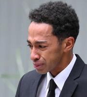 　釈放され、涙ぐむ草間リチャード敬太容疑者（撮影・伊藤笙子）