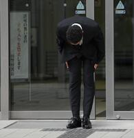 　釈放され、報道陣の前で頭を下げる草間リチャード敬太容疑者（撮影・伊藤笙子）