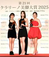 　美脚大賞大賞に輝いた（左から）ティーン部門・中島瑠菜、２０代部門・高橋ひかる、３０代部門・仲里依紗（撮影・佐藤厚）