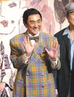　笑顔で写真に応じる市村正親