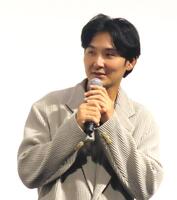 　映画「次元を超える」完成披露試写会に出席した松田龍平