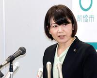 　記者会見する前橋市の小川晶市長