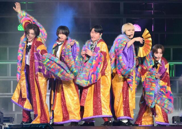 KEY TO LIT 初ツアーで国立宣言 ド派手演出＆爆笑MC 佐々木