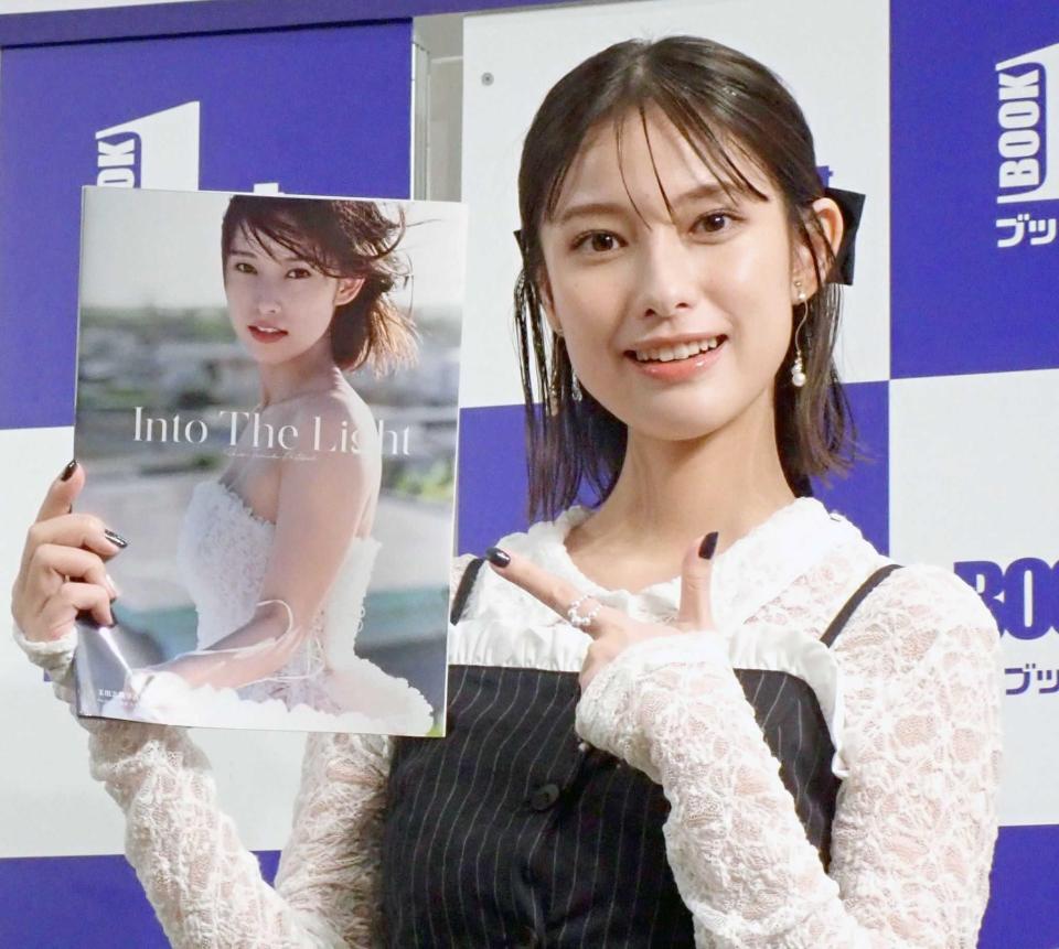 　写真集を指さす玉田志織