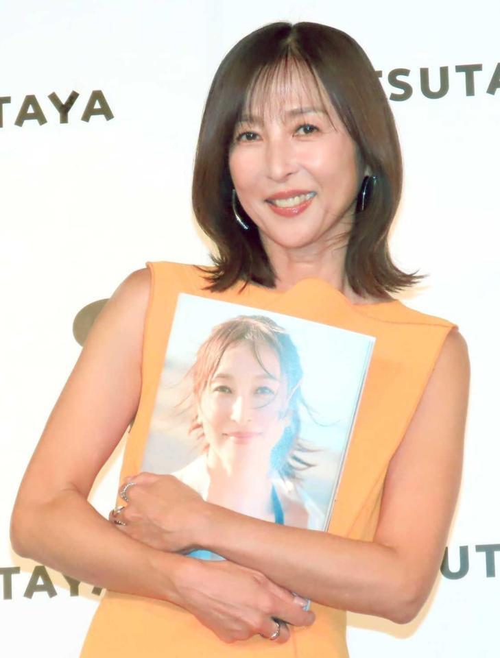 　２７年ぶりの写真集を発売したかとうれいこ