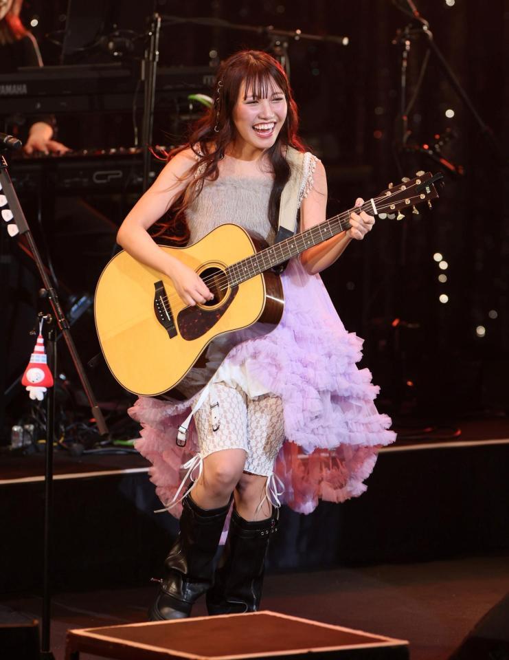 　会場を盛り上げる井上苑子（撮影・石井剣太郎）