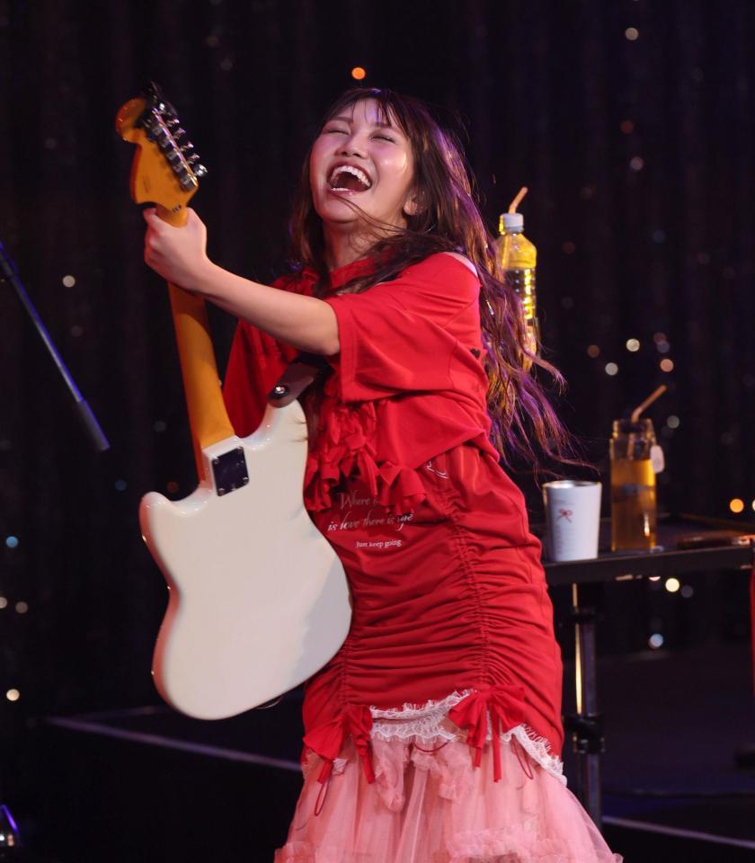 　アンコールに臨む井上苑子（撮影・石井剣太郎）