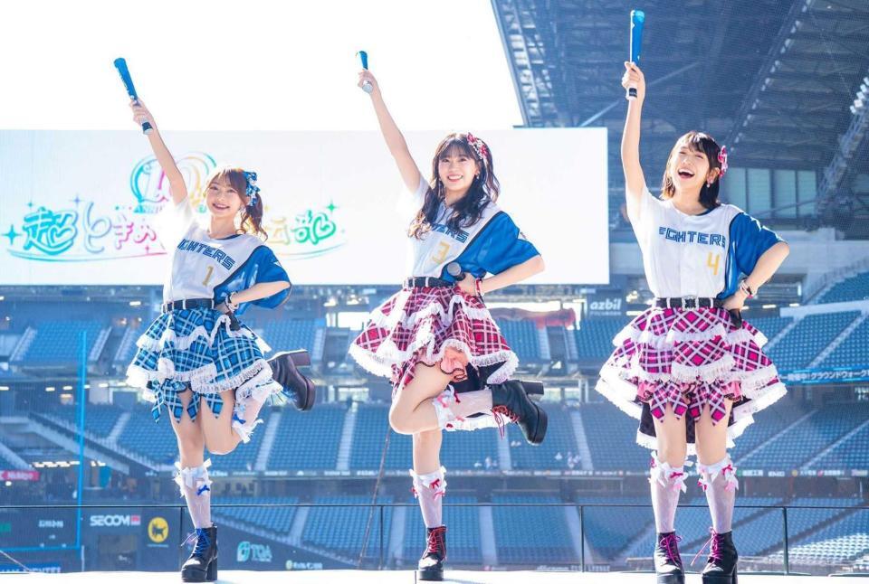 　委嘱式に参加した超ときめき♡宣伝部の（左から）辻野かなみ、坂井仁香、小泉遥香