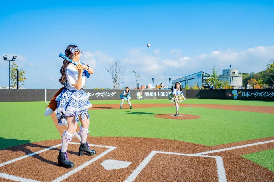 　ＭＶを撮影した超ときめき♡宣伝部の（左から）杏ジュリア（打者）、吉川ひより（内野手）、菅田愛貴（投手）