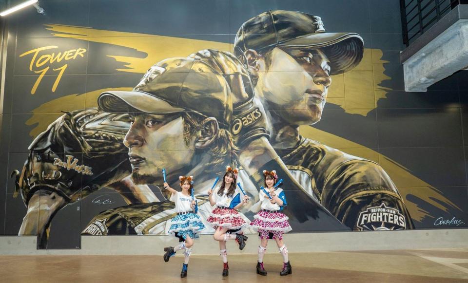 　大谷選手とダルビッシュ選手の壁画前で撮影した超ときめき♡宣伝部の（左から）辻野かなみ、坂井仁香、小泉遥香