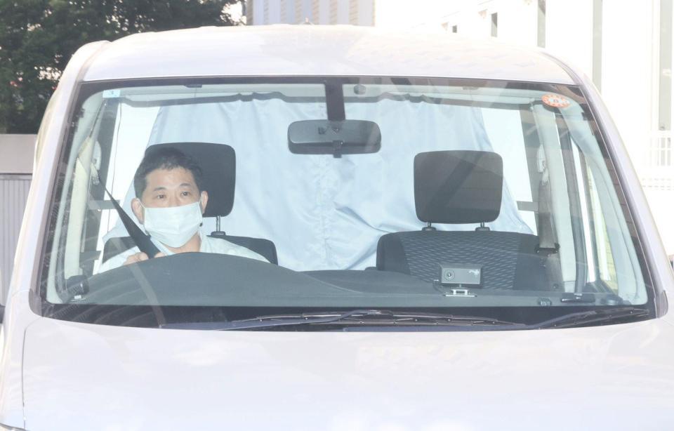 　送検される草間リチャード敬太容疑者（撮影・石井剣太郎）