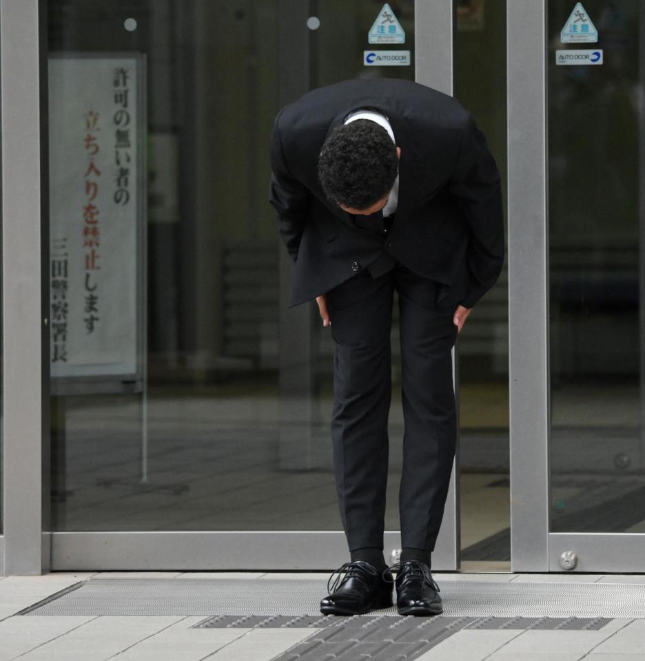 　釈放され、報道陣の前で頭を下げる草間リチャード敬太容疑者（撮影・伊藤笙子）