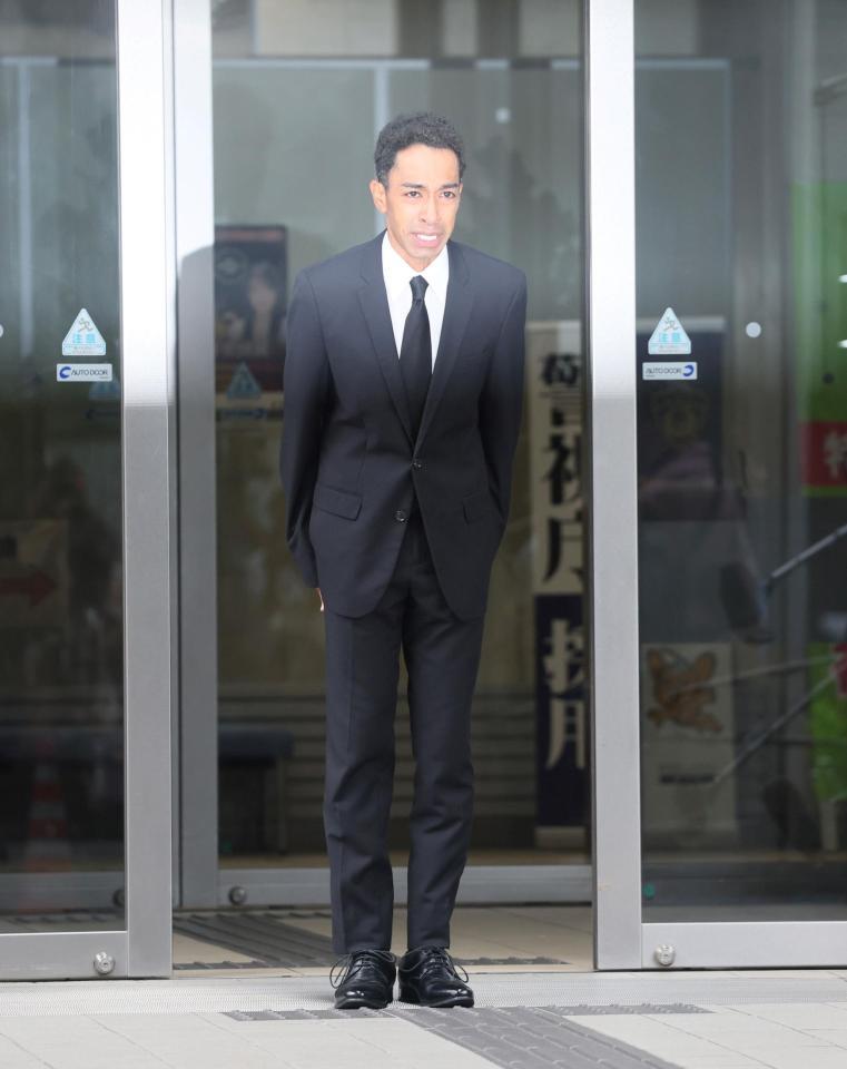 　釈放された草間リチャード敬太容疑者（撮影・石井剣太郎）