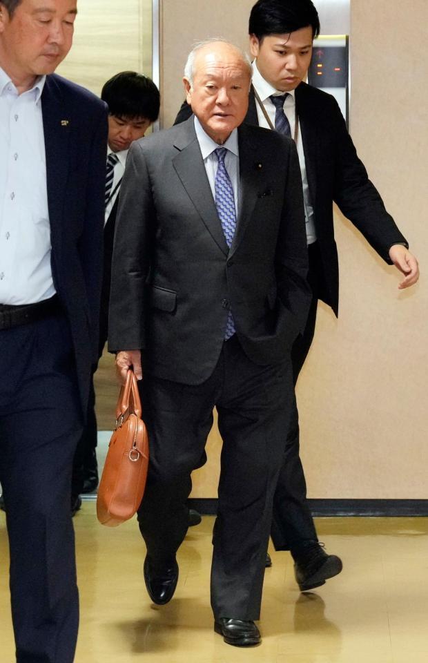 　自民党本部に入った鈴木総務会長