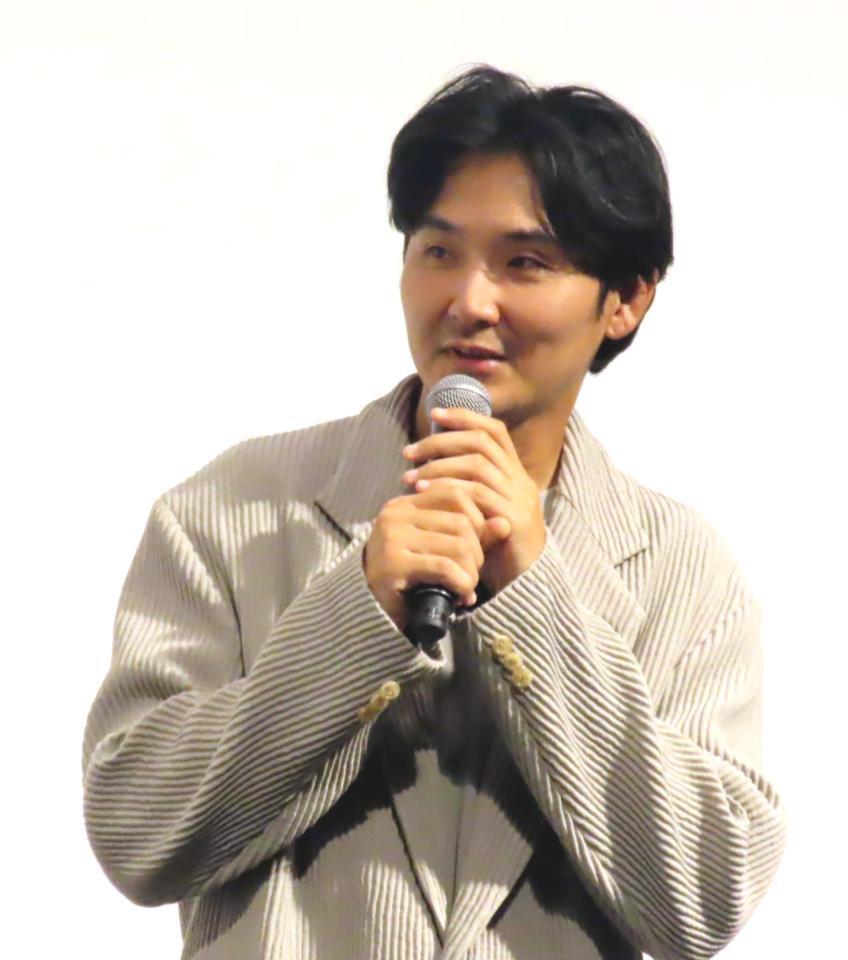 　映画「次元を超える」完成披露試写会に出席した松田龍平