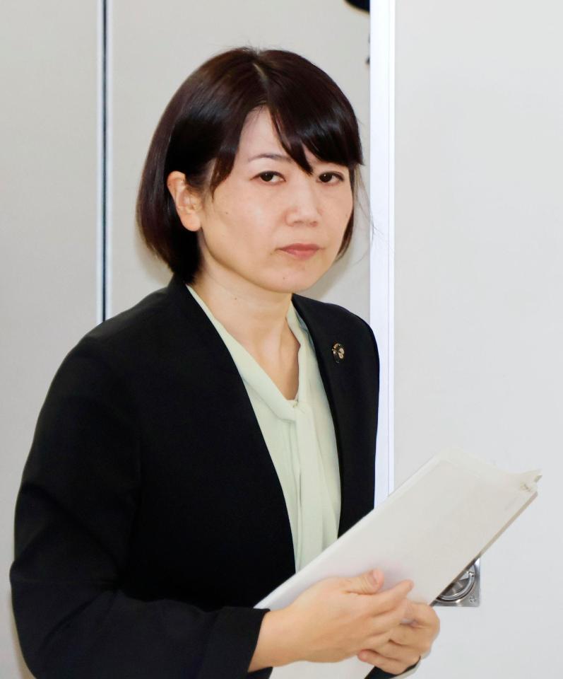 　記者会見に臨む前橋市の小川晶市長