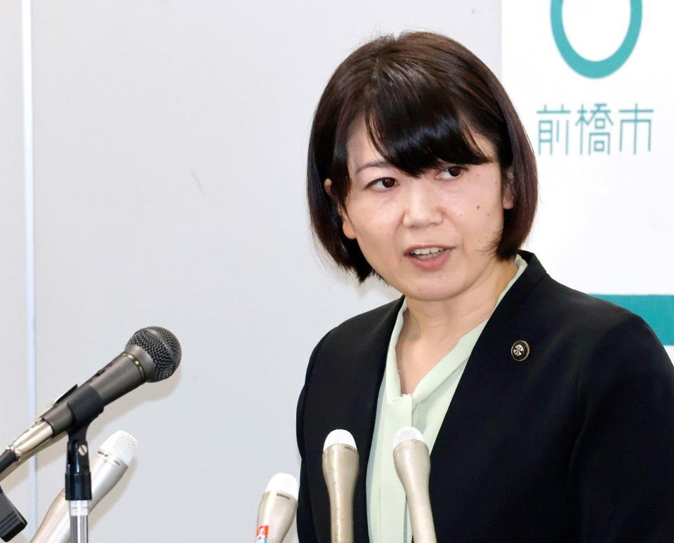 　記者会見する前橋市の小川晶市長