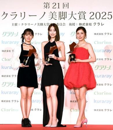 　美脚大賞に輝いた（左から）中島瑠菜、高橋ひかる、仲里依紗