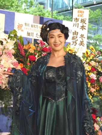 　写真に応じる市川由紀乃