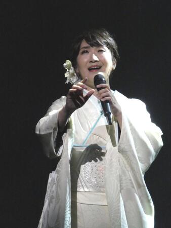 　歌唱する市川由紀乃